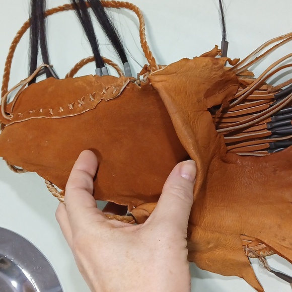 🪶 Vintage Native American Handmade Leather Horsehair Medicine Bag with Feathers - Picture 4 of 12
